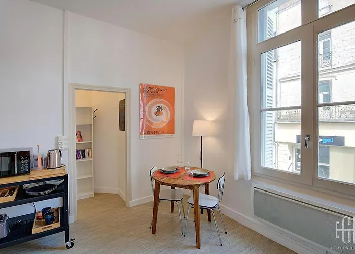 Le Mimosa - Place Des Halles Тур